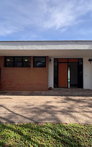 Casa à venda com 768m², 4 quartos e 12 vagas Casa à venda com 768m², 4 quartos e 12 vagasFachada