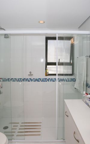 Apartamento à venda com 170m², 4 quartos e 3 vagas Apartamento à venda com 170m², 4 quartos e 3 vagasBanheiro da Suíte 1