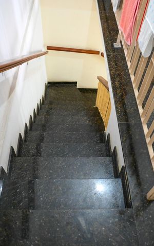 Casa à venda com 249m², 3 quartos e 3 vagas Casa à venda com 249m², 3 quartos e 3 vagasEscada