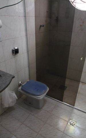 Casa à venda com 450m², 4 quartos e 6 vagasBanheiro 1