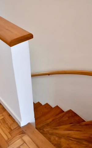 Casa para alugar com 100m², 2 quartos e 1 vaga Casa para alugar com 100m², 2 quartos e 1 vagaEscada
