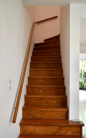 Casa para alugar com 100m², 2 quartos e 1 vaga Casa para alugar com 100m², 2 quartos e 1 vagaEscadas