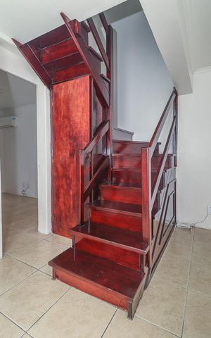 Casa de condomínio à venda com 91m², 3 quartos e 1 vagaEscada