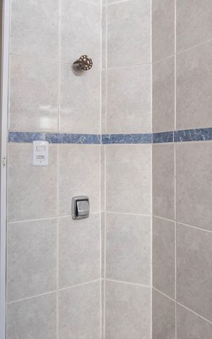 Casa de condomínio à venda com 60m², 2 quartos e 1 vaga Casa de condomínio à venda com 60m², 2 quartos e 1 vagaBanheiro