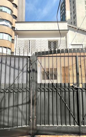 Casa à venda com 300m², 3 quartos e 2 vagas Casa à venda com 300m², 3 quartos e 2 vagasFachada