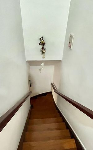 Casa à venda com 300m², 3 quartos e 2 vagas Casa à venda com 300m², 3 quartos e 2 vagasEscada