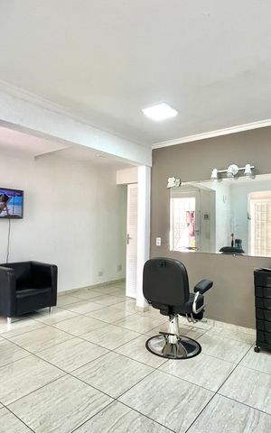 Casa à venda com 300m², 3 quartos e 2 vagas Casa à venda com 300m², 3 quartos e 2 vagasSala