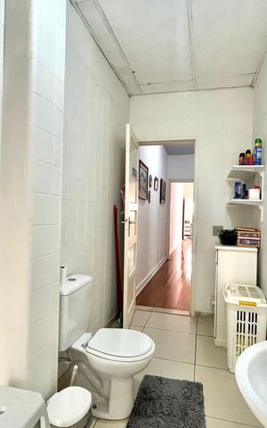 Casa à venda com 300m², 3 quartos e 2 vagas Casa à venda com 300m², 3 quartos e 2 vagasBanheiro