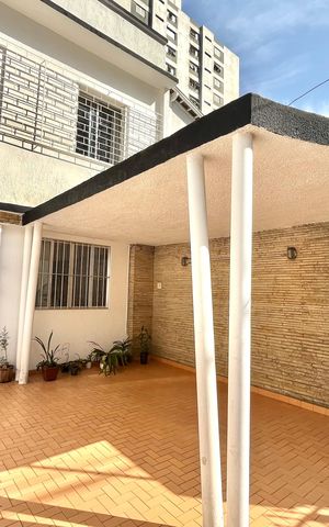 Casa à venda com 300m², 3 quartos e 2 vagas Casa à venda com 300m², 3 quartos e 2 vagasGaragem
