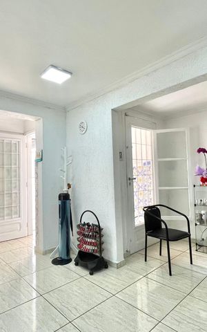 Casa à venda com 300m², 3 quartos e 2 vagas Casa à venda com 300m², 3 quartos e 2 vagasSala