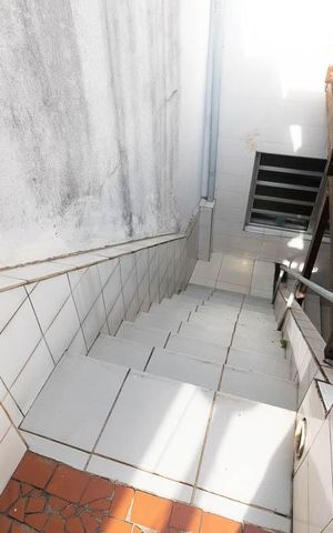 Casa de condomínio à venda com 150m², 2 quartos e 2 vagas Casa de condomínio à venda com 150m², 2 quartos e 2 vagasEscada