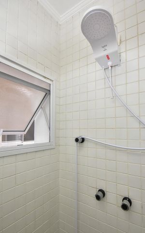 Casa à venda com 321m², 3 quartos e 7 vagasChuveiro do Banheiro da Suíte