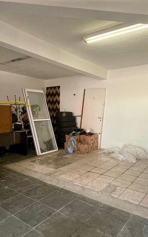 Casa à venda com 344m², 6 quartos e 5 vagas Casa à venda com 344m², 6 quartos e 5 vagasÁrea comum