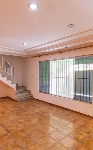 Casa à venda com 105m², 3 quartos e 2 vagas Casa à venda com 105m², 3 quartos e 2 vagasSala