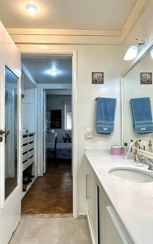 Apartamento à venda com 288m², 4 quartos e 2 vagas Apartamento à venda com 288m², 4 quartos e 2 vagasBanheiro da Suíte