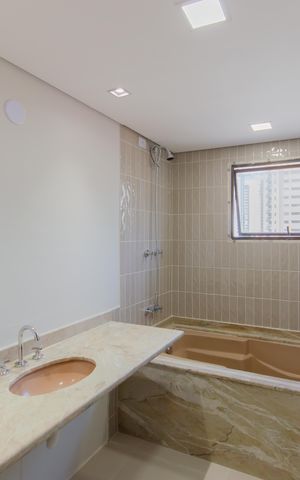 Apartamento à venda com 220m², 4 quartos e 3 vagas Apartamento à venda com 220m², 4 quartos e 3 vagasBanheiro Social