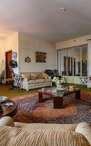 Casa à venda com 210m², 4 quartos e 8 vagas Casa à venda com 210m², 4 quartos e 8 vagasSala