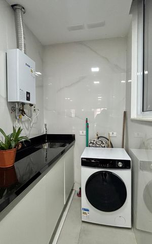 Apartamento à venda com 152m², 4 quartos e sem vaga Apartamento à venda com 152m², 4 quartos e sem vagaCozinha e Área de Serviço