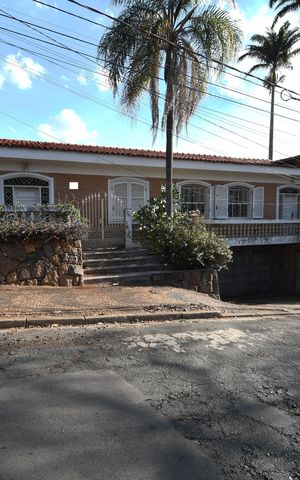 Casa à venda com 1570m², 7 quartos e 6 vagasFachada