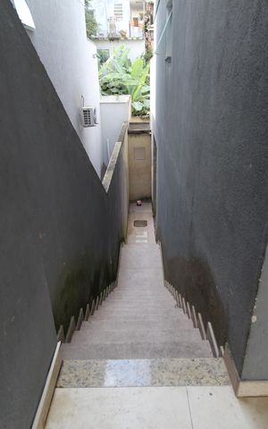 Casa de condomínio à venda com 232m², 4 quartos e 2 vagasEscada para os fundos