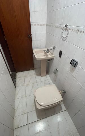 Casa à venda com 315m², 5 quartos e 4 vagas Casa à venda com 315m², 5 quartos e 4 vagasBanheiro 1