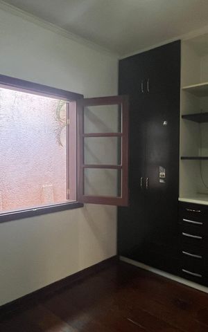 Casa à venda com 315m², 5 quartos e 4 vagas Casa à venda com 315m², 5 quartos e 4 vagasQuarto 1