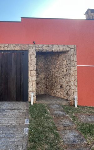Casa à venda com 315m², 5 quartos e 4 vagas Casa à venda com 315m², 5 quartos e 4 vagasFachada