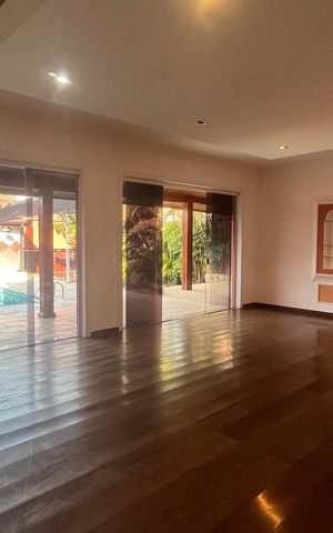 Casa à venda com 315m², 5 quartos e 4 vagas Casa à venda com 315m², 5 quartos e 4 vagasSala