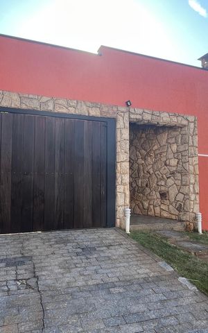 Casa à venda com 315m², 5 quartos e 4 vagas Casa à venda com 315m², 5 quartos e 4 vagasFachada