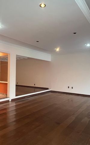 Casa à venda com 315m², 5 quartos e 4 vagas Casa à venda com 315m², 5 quartos e 4 vagasSala