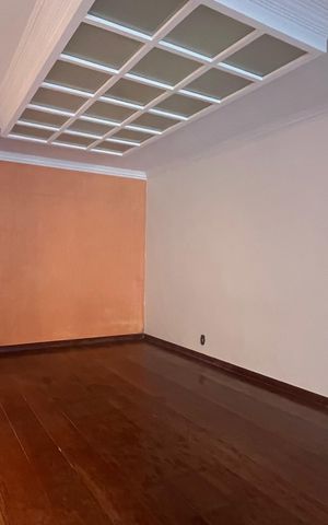 Casa à venda com 315m², 5 quartos e 4 vagas Casa à venda com 315m², 5 quartos e 4 vagasSala
