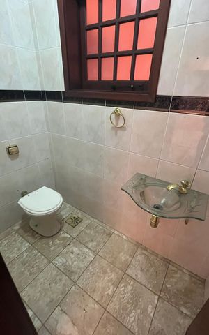 Casa à venda com 315m², 5 quartos e 4 vagas Casa à venda com 315m², 5 quartos e 4 vagasLavabo