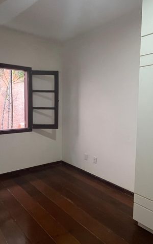 Casa à venda com 315m², 5 quartos e 4 vagas Casa à venda com 315m², 5 quartos e 4 vagasQuarto 1
