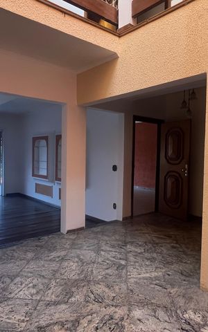 Casa à venda com 315m², 5 quartos e 4 vagas Casa à venda com 315m², 5 quartos e 4 vagasSala