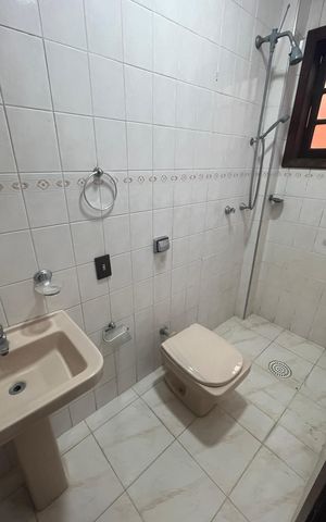 Casa à venda com 315m², 5 quartos e 4 vagas Casa à venda com 315m², 5 quartos e 4 vagasBanheiro 1
