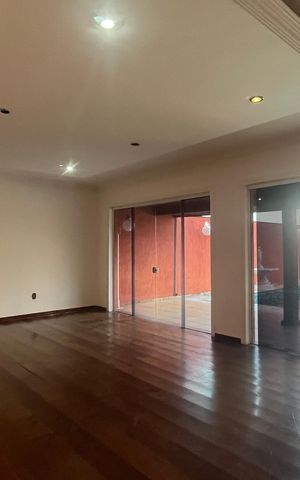 Casa à venda com 315m², 5 quartos e 4 vagas Casa à venda com 315m², 5 quartos e 4 vagasSala