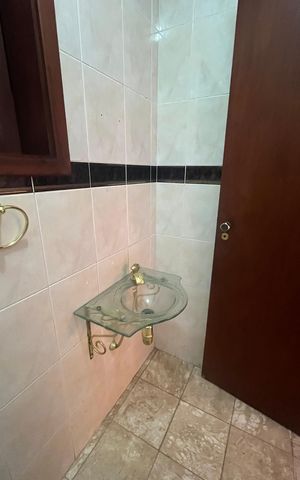 Casa à venda com 315m², 5 quartos e 4 vagas Casa à venda com 315m², 5 quartos e 4 vagasLavabo