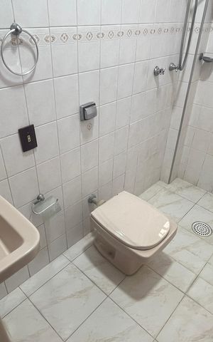 Casa à venda com 315m², 5 quartos e 4 vagas Casa à venda com 315m², 5 quartos e 4 vagasBanheiro