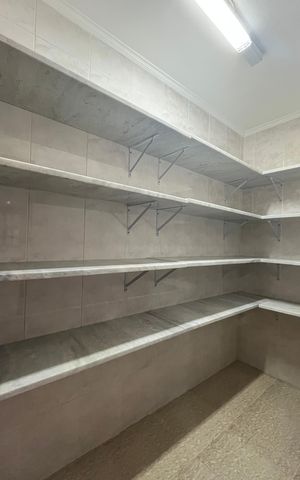 Casa à venda com 315m², 5 quartos e 4 vagas Casa à venda com 315m², 5 quartos e 4 vagasDespensa