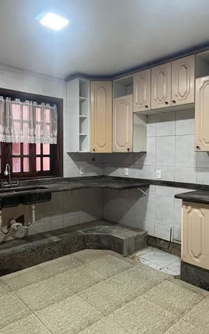 Casa à venda com 315m², 5 quartos e 4 vagas Casa à venda com 315m², 5 quartos e 4 vagasCozinha