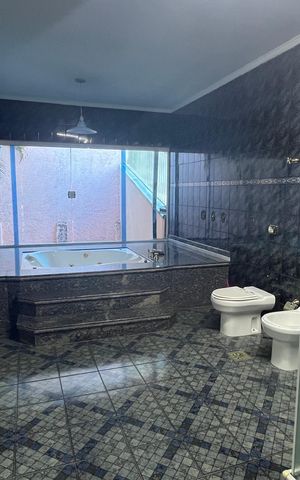 Casa à venda com 315m², 5 quartos e 4 vagas Casa à venda com 315m², 5 quartos e 4 vagasBanheiro Suíte 1