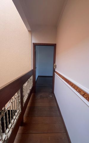 Casa à venda com 315m², 5 quartos e 4 vagas Casa à venda com 315m², 5 quartos e 4 vagasSacada Quarto 2