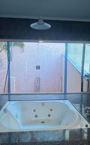 Casa à venda com 315m², 5 quartos e 4 vagas Casa à venda com 315m², 5 quartos e 4 vagasBanheiro Suíte 1