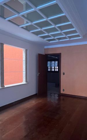 Casa à venda com 315m², 5 quartos e 4 vagas Casa à venda com 315m², 5 quartos e 4 vagasSala