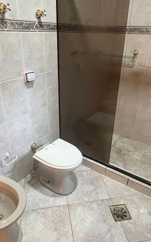 Casa à venda com 315m², 5 quartos e 4 vagas Casa à venda com 315m², 5 quartos e 4 vagasBanheiro Suíte 2