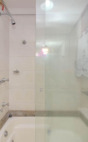 Apartamento à venda com 97m², 3 quartos e 3 vagas Apartamento à venda com 97m², 3 quartos e 3 vagasBanheiro da Suíte