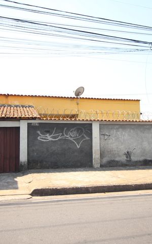Casa à venda com 375m², 4 quartos e 2 vagasFachada