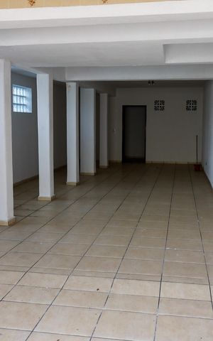 Casa à venda com 399m², 5 quartos e 3 vagas Casa à venda com 399m², 5 quartos e 3 vagasÁrea comum