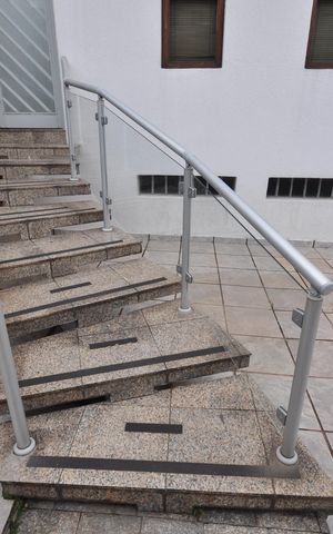Casa para alugar com 350m², 4 quartos e 3 vagasEscada de acesso
