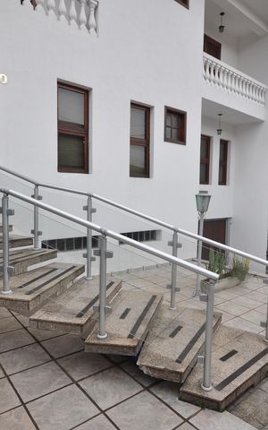 Casa para alugar com 350m², 4 quartos e 3 vagasEscada de acesso